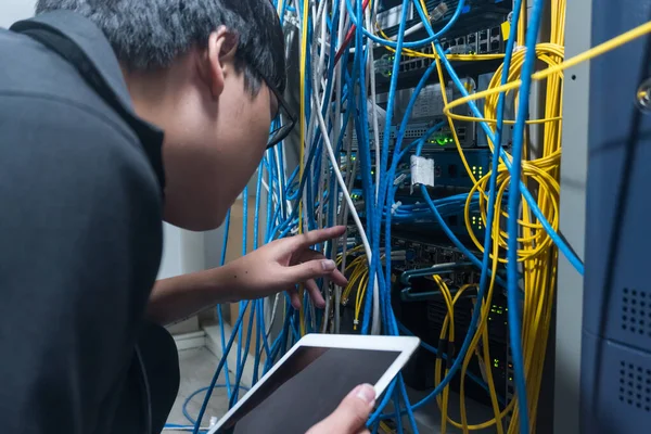 Engenheiro Com Caixas Ferramentas Vêm Para Sala Servidor Para Trabalho — Fotografia de Stock