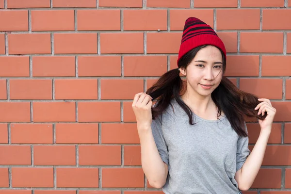 Porträt Asiatische Hipster Mädchen Auf Backsteinmauer Hintergrund — Stockfoto