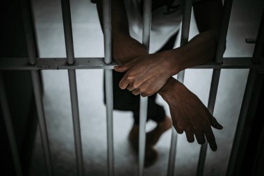 Demir hapishaneyi, esir konseptini, Tayland halkını yakalamak isteyen adamların elleri, özgür olmayı umuyoruz..
