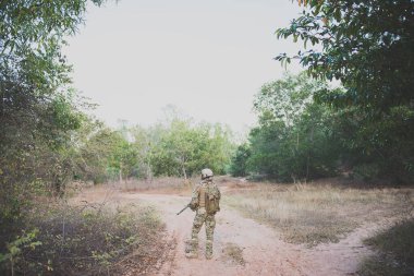 Ormanda elinde silah olan Asyalı asker, manevra için hazırlan, eski askerler konsepti, Tayland ordusu