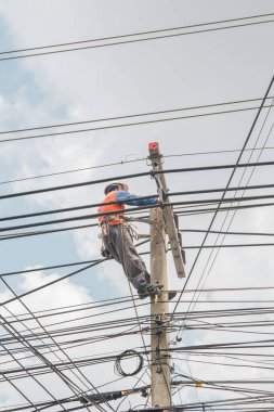 Nakhonratchasima, Tayland 25 Eylül: Elektrikçiler yüksek voltaj direklerinin ana kablolarını değiştiriyorlar. 25 Eylül 2016 tarihinde Tayland 'ın Nakhonratchasima kentinde