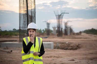 Köprü inşaatında çalışan mühendis kadın.
