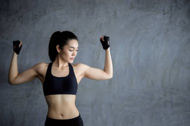 Spor salonunun duvarındaki Asyalı güzel spor kızı, Tayland sağlığını sev, zayıf kadın egzersiz konsepti, altılı paket göster.
