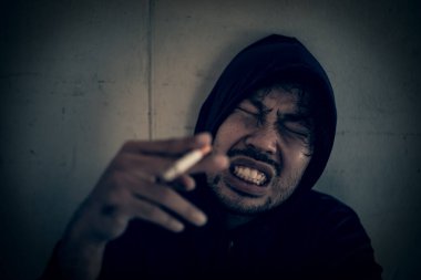 Asyalı erkekler kendi damarlarına eroin enjekte eden uyuşturucu bağımlılarıdır. Flakka ya da zombi ilacı tehlikeli, Tayland uyuşturucu konseptine hayır, ıssızlıktaki kötü adam uyuşturucuları.