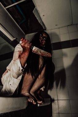 Asyalı kadın portresi hayalet yüzü, korku sahnesi, korkunç arka plan, Cadılar Bayramı posteri.