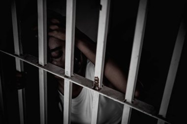 Demir hapishaneyi, esir konseptini, Tayland halkını yakalamak için çırpınan kadınların elleri özgür olmayı umuyor..