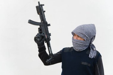 Beyaz arka planda silahlı teröristler, Tayland halkı, kötü adam, o iyi bir adam değil.