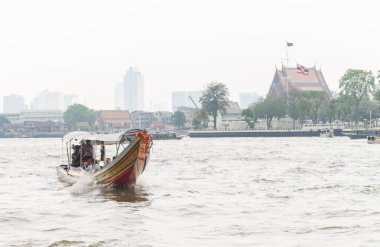 THAILAND - 29 Mart 2016: Turistlere eşlik eden gemi, Bangkok Chao praya Nehri 'ndeki Bangkok Nehri' ni izliyor