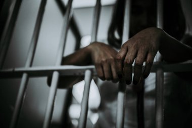 Demir hapishaneyi yakalamak için çırpınan kadın portresi, mahkum konsepti
