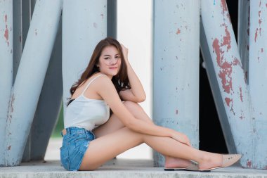 Kısa kot giyen seksi Asyalı kadın portresi, Moda yazı, Tayland halkı, fotoğraf için poz, modern kadın yaşam tarzı.