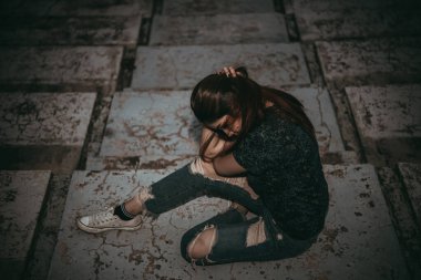Asyalı kadın aşktan üzgün, erkek arkadaş stresi, kalp kırıklığı kadın konsepti yüzünden endişeli.