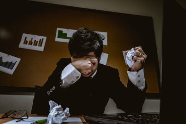 Asyalı işadamı aşırı çalışma sırasında stres altında