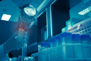 Laboratuvarda çalışan Asyalı bilim adamı, ürün deneyi yaparken, araştırmacılar deneyin sonuçlarını bulmak için analiz ettiler.