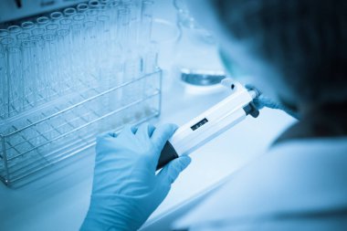 Bilim insanları deneyden önce kimyasalları plastik tüplere enjekte ettiler. Bilim adamı, deneyden önce sallama makinesiyle kimyasalları karıştırdı. Örnekleri test tüplerine karıştırıp test için numune hazırladı.