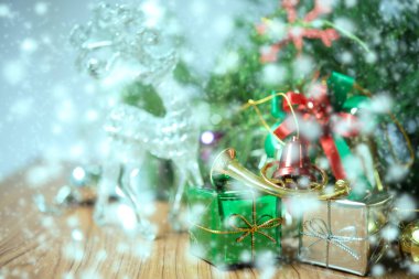 Karla süslenmiş Noel