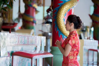 Cheongsam elbiseli güzel Asyalı kadın portresi, Tayland halkı, mutlu Çin yeni yılı konsepti.