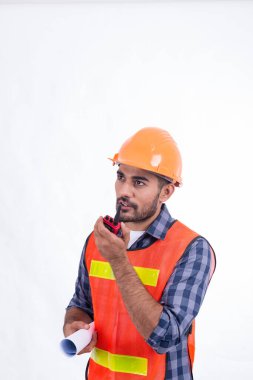 Beyaz yelek giyen inşaat işçisi, Arap mühendis gülüşü