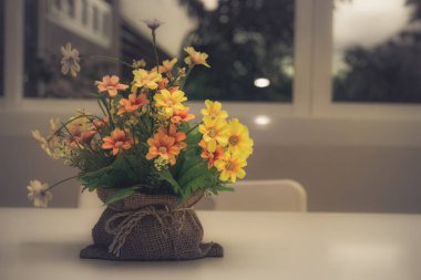 Çiçekler beyaz masa mahsulünde plastik torba, koyu renk ton, film tonu, pastel, bokeh hafif