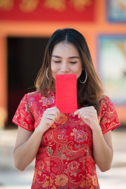 Cheongsam elbiseli güzel Asyalı kadın portresi, Tayland halkı, mutlu Çin yeni yılı konsepti.