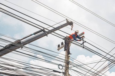 Nakhonratchasima, Tayland 25 Eylül: Elektrikçiler yüksek voltaj direklerinin ana kablolarını değiştiriyorlar. 25 Eylül 2016 tarihinde Tayland 'ın Nakhonratchasima kentinde