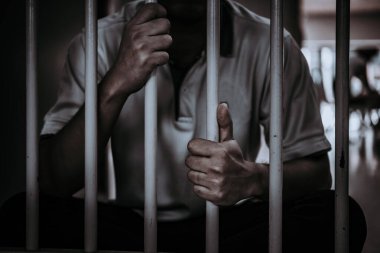 Demir hapishaneyi, esir konseptini, Tayland halkını yakalamak isteyen adamların elleri, özgür olmayı umuyoruz..
