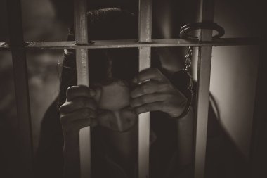 Demir hapishaneyi, esir konseptini, Tayland halkını yakalamak için çırpınan kadınların elleri özgür olmayı umuyor..