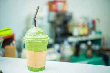 Kremalı yeşil çay kokteyli. Brownie.