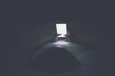 Asyalı kadın gece yatakta akıllı telefon çalar, Taylandlılar...