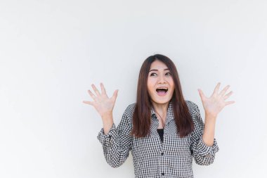 Güzel genç Asyalı kadın beyaz arka planda mutlu özgür kız dünyadaki her şeyin tadını çıkar.