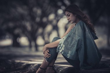 Güzel Taylandlı kadın karşılıksız aşktan çok üzgün, yeniden düşün, düşün, eski tarz, karanlık ton, kırık kalp, Asyalı kız