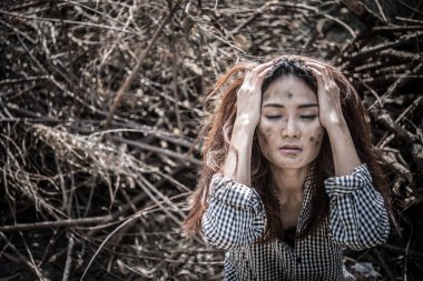 Asyalı kadın yalnız bırakılacak..