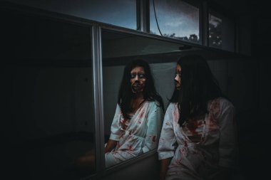 Asyalı kadın portresi kanla, korku sahnesiyle, korkunç geçmişiyle, Cadılar Bayramı posteriyle, Taylandlı insanlarla dolu.