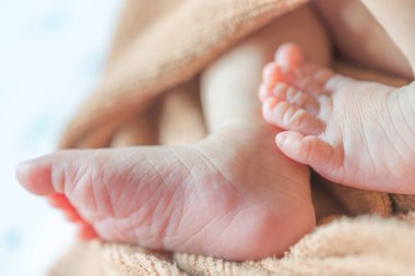 Bebeğin yakın ayakları uyuyor.