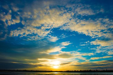 Barajda gökyüzünün güzel renkli günbatımı