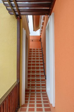 Terasa çıkmak için merdiven, sarı duvar, turuncu duvar