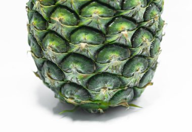 Beyaz arkaplanda yakın plan ananas, alt kısım