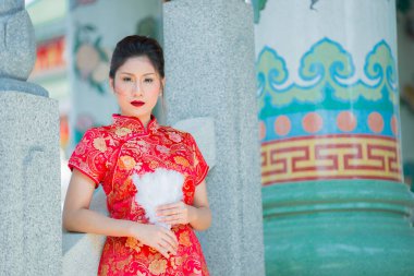 Cheongsam elbiseli güzel Asyalı kadın portresi, Tayland halkı, mutlu Çin yeni yılı konsepti.