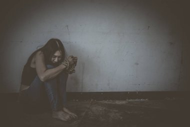 Asyalı rehine kadın gece olay yerinde iple bağlandı hırsızlar fidye için kaçırıldı, Tayland halkı...
