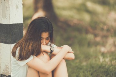 Güzel Taylandlı kadın karşılıksız aşktan çok üzgün, yeniden düşün, düşün, eski tarz, karanlık ton, kırık kalp, Asyalı kız