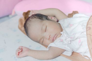 Yakın plan Asyalı bebek Yatakta yatıyor