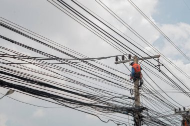 Nakhonratchasima, Tayland 25 Eylül: Elektrikçiler yüksek voltaj direklerinin ana kablolarını değiştiriyorlar. 25 Eylül 2016 tarihinde Tayland 'ın Nakhonratchasima kentinde
