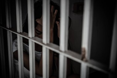 Demir hapishaneyi yakalamak isteyen kadınlar, mahkum konsepti.