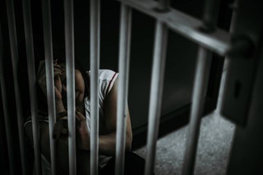 Demir hapishaneyi yakalamak için çırpınan kadın portresi, mahkum konsepti