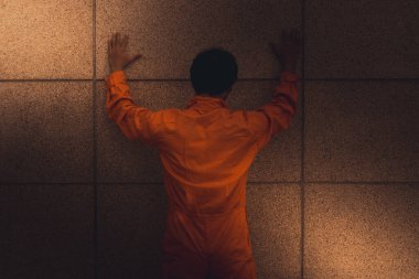 Hapishane üniformalı Asyalı adam, mahkum konsepti.