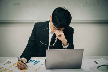 Stresli Asyalı iş adamını kapat, işten kaybet, Taylandlı insanları kaybet, iş dünyasından başarıyı değil, Hüzünlü Adam kavramını değil.