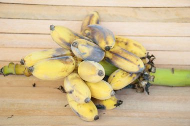 Ahşap zemin üzerinde muz ve armut