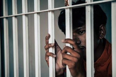 Demir hapishaneyi, esir konseptini, Tayland halkını yakalamak için çırpınan adamların resimleri..