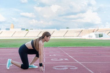 Seksi hazırlık zafere koştu, bir futbol sahasında.
