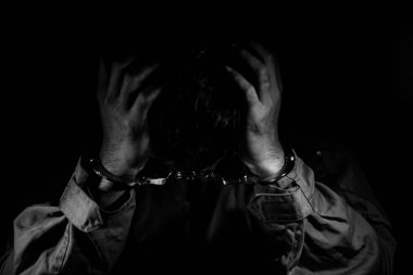 Şüpheli mahkum kıyafetleri giyiyordu. Soruşturmada tutuklandı. Gerçeği öğrenmek için sorgulandı. Hırsız polis tarafından yakalandı.