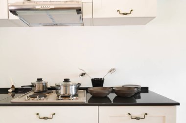 Modern mutfak odası, yemek pişirme köşesi, yemek zamanı.